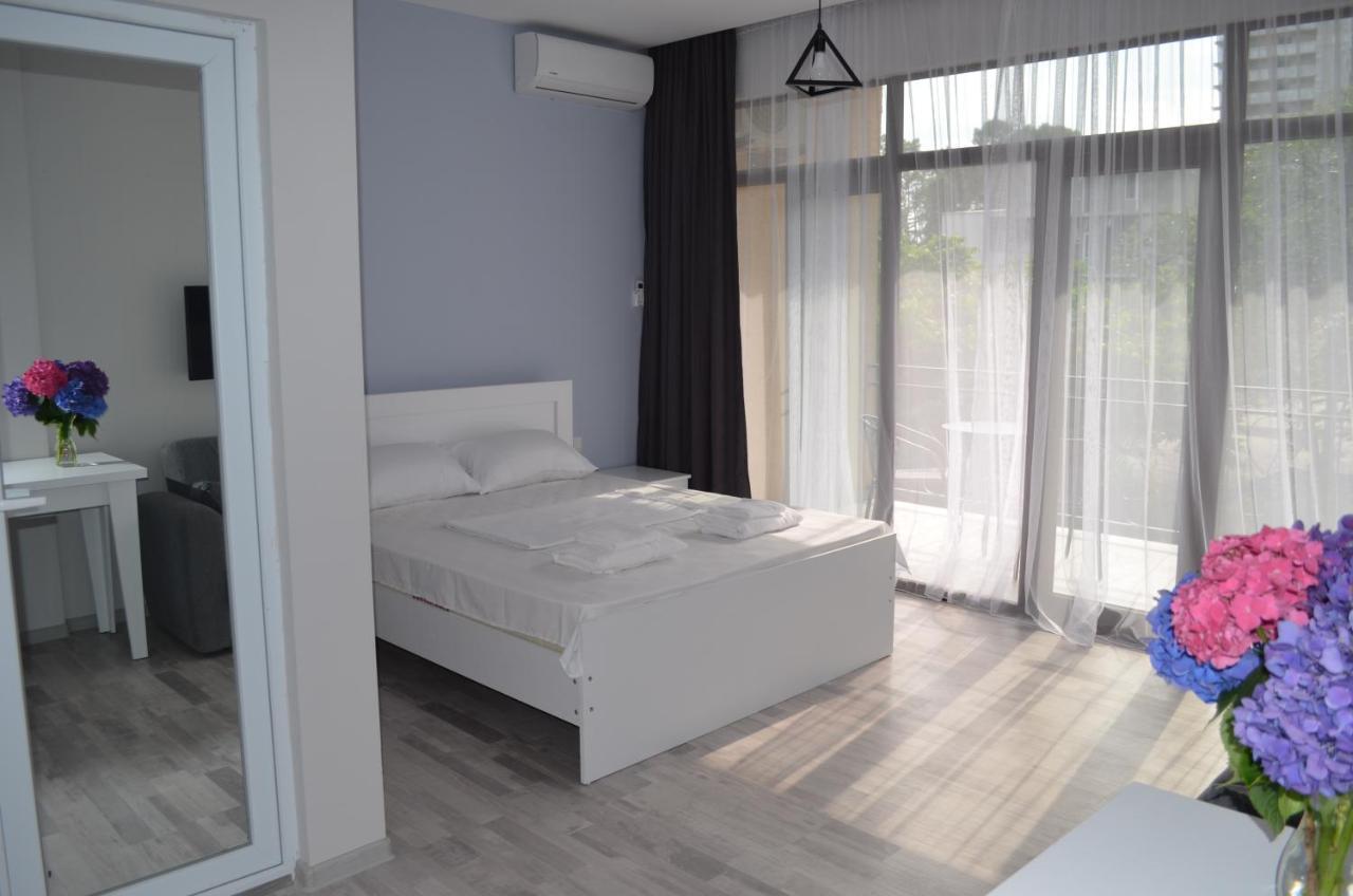 Guest House Madonna Kobuleti Exteriör bild