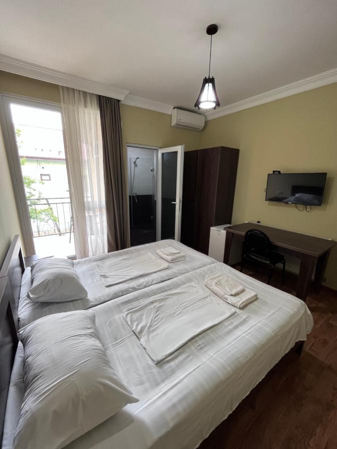 Guest House Madonna Kobuleti Exteriör bild